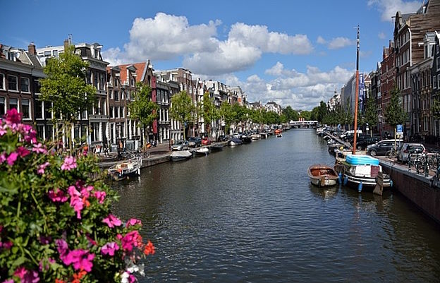 Visiting Amsterdam in August - best tours, attractions, concerts and events in Amsterdam in August! Visit Vondelpark and take a day trip to Bruges with us.