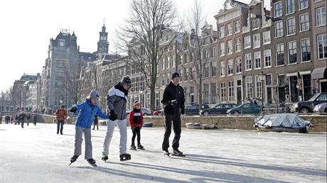 Ice skating on the Keizersgracht